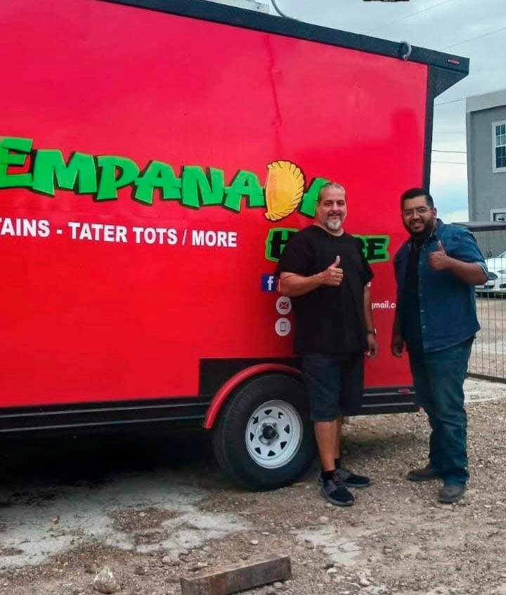 Cliente con su nuevo remolque de comida